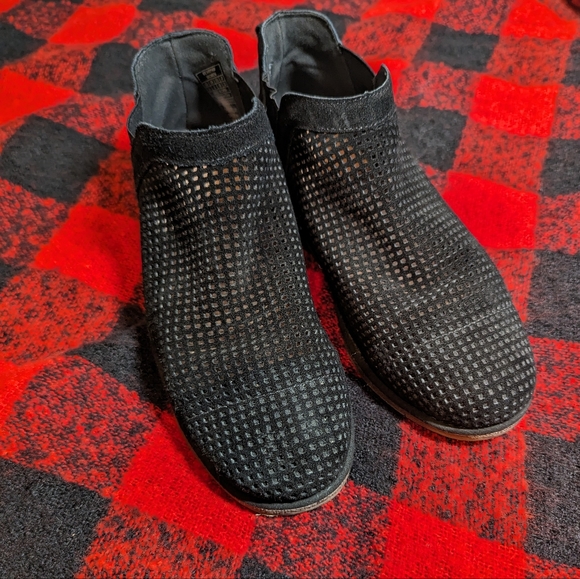 BearPaw Mesh Ankle Boots - Picture 3 of 6